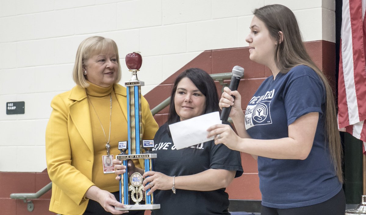 HernandoSchools's tweet photo. @ExplorerK8PTSA WTG on winning the @unitedway Bright Apple award for Hernando County! #Refuse2bAvg https://t.co/qPbEyAiCkB