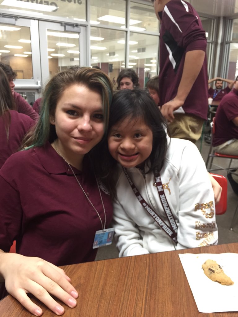 ms_calcagno's tweet photo. Hot chocolate and cookies with our Buddies! 🍪☕️ #mortonpride #jsmbestbuddies #dayofacceptance https://t.co/KhX2nWdlxp