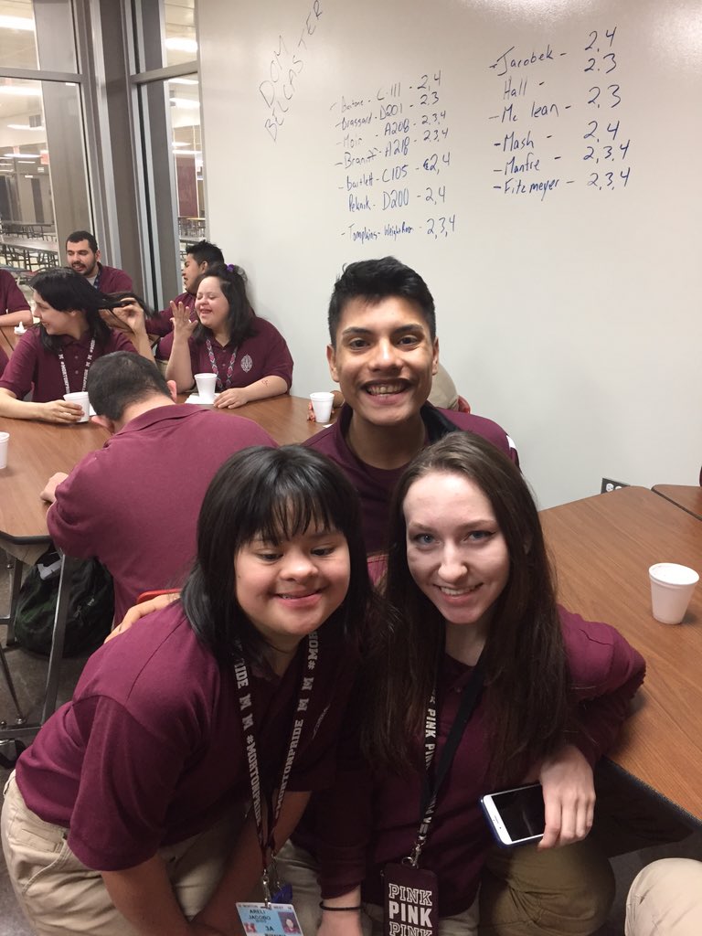 ms_calcagno's tweet photo. Hot chocolate and cookies with our Buddies! 🍪☕️ #mortonpride #jsmbestbuddies #dayofacceptance https://t.co/KhX2nWdlxp