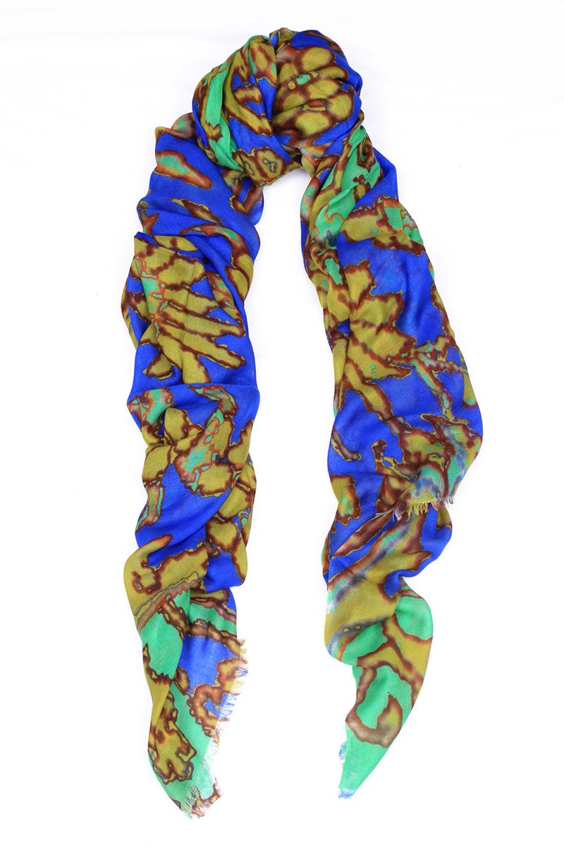 bhavna's tweet image. Rock a retro royalty look, by fixing a staple #RetroScarf with other 70's pieces  #RetroInspo