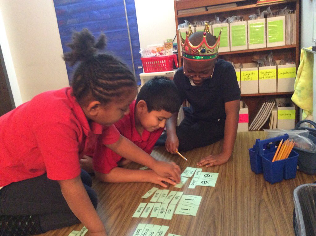 mzturingan's tweet photo. Sort long/short vowel words, call out the word fastest, and win the crown! @gisd_iteam https://t.co/z26IIFIDNX
