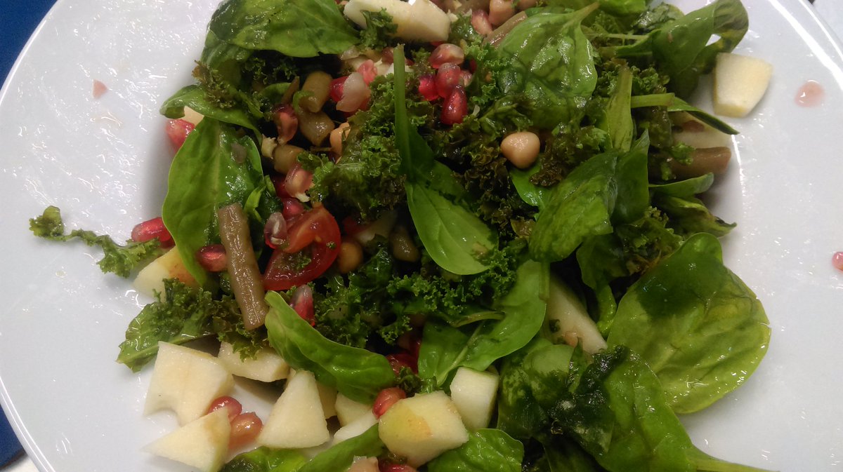 nipetteL's tweet photo. Enjoying my #veggiechallenge for lunch today. @MindOverMunch i find sneaking in fruits make it tastier. https://t.co/ba2rPLuulx