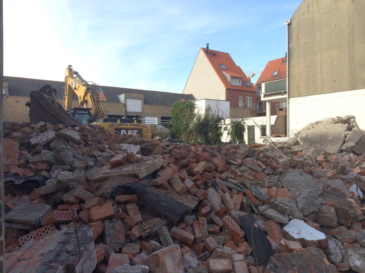 Avantimmo's tweet photo. Afbraakwerken nieuwbouwproject Tiendenhof gestart #nieuwbouw #immo #knokkeheist https://t.co/ZfXN6qzqDO
