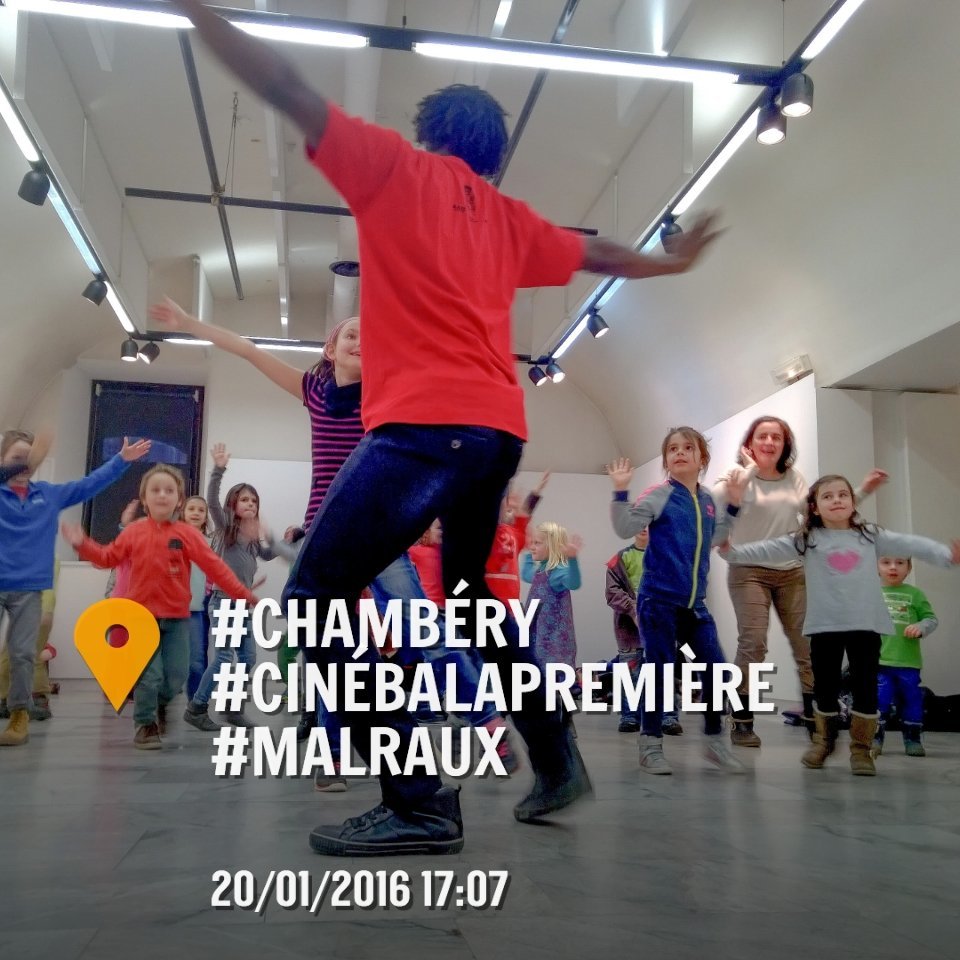SersjeMeunier's tweet photo. #CinéBalaPremière Les petits, invités ici par Les Mandingues Associés, après le film Khumba, dansent la lumière https://t.co/CFdOPJNKXe