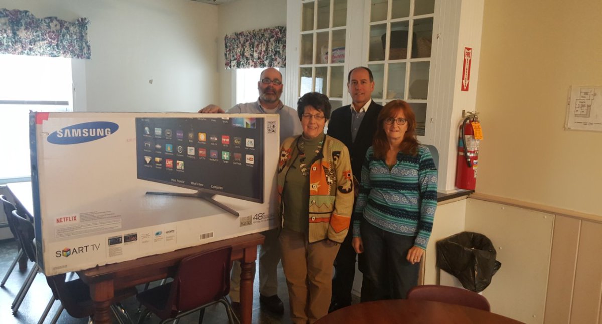 Sprint &amp; Samsung make kids smile at Nashua Childrens Home. goo.gl/oIG8va @waynenanna @kpalet5 #NEstrong