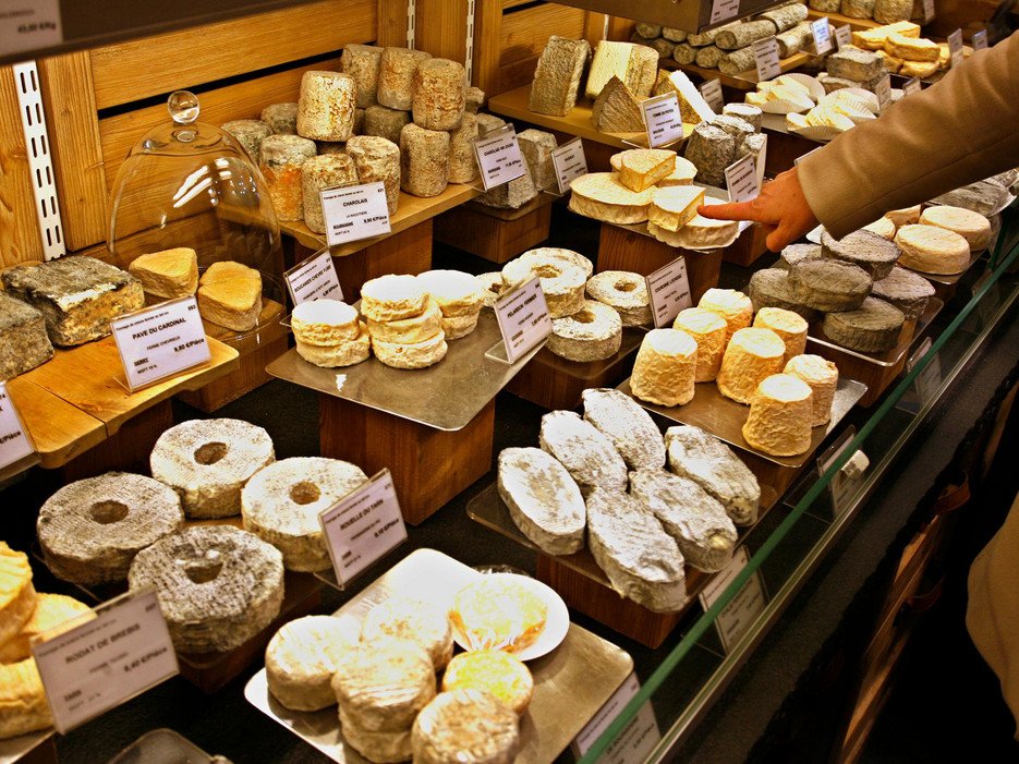 Discover best cheese shops in #Paris to celebrate #NationalCheeseLoversDay via <a href="/CNTraveler/">Condé Nast Traveler</a> bit.ly/1P5K2yN