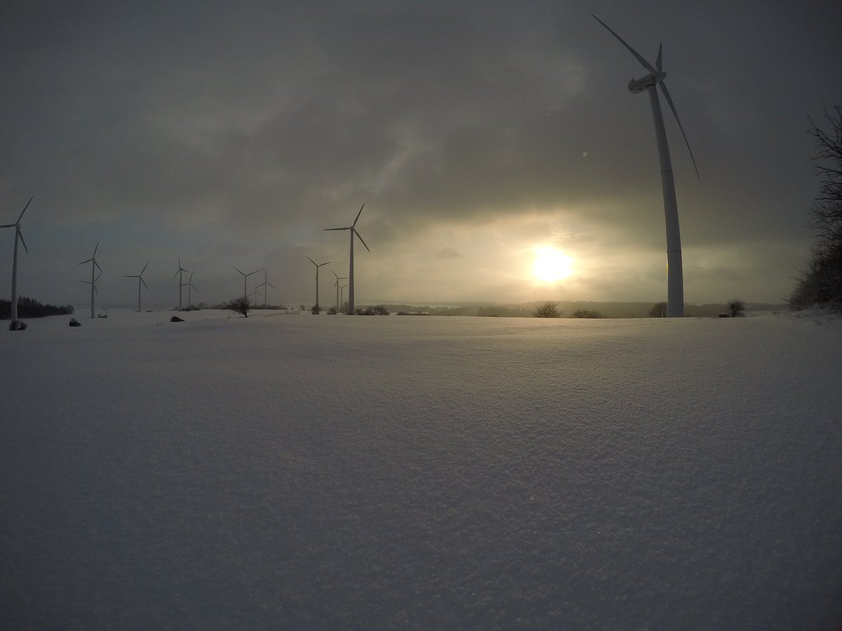 jan_333_d's tweet photo. Endlich Winter
#endlichwinter #GoPro @GoPro 
@TwitterDE #hessen @hessenschauDE #windpark #sonnenuntergang https://t.co/YItGnEo0FX