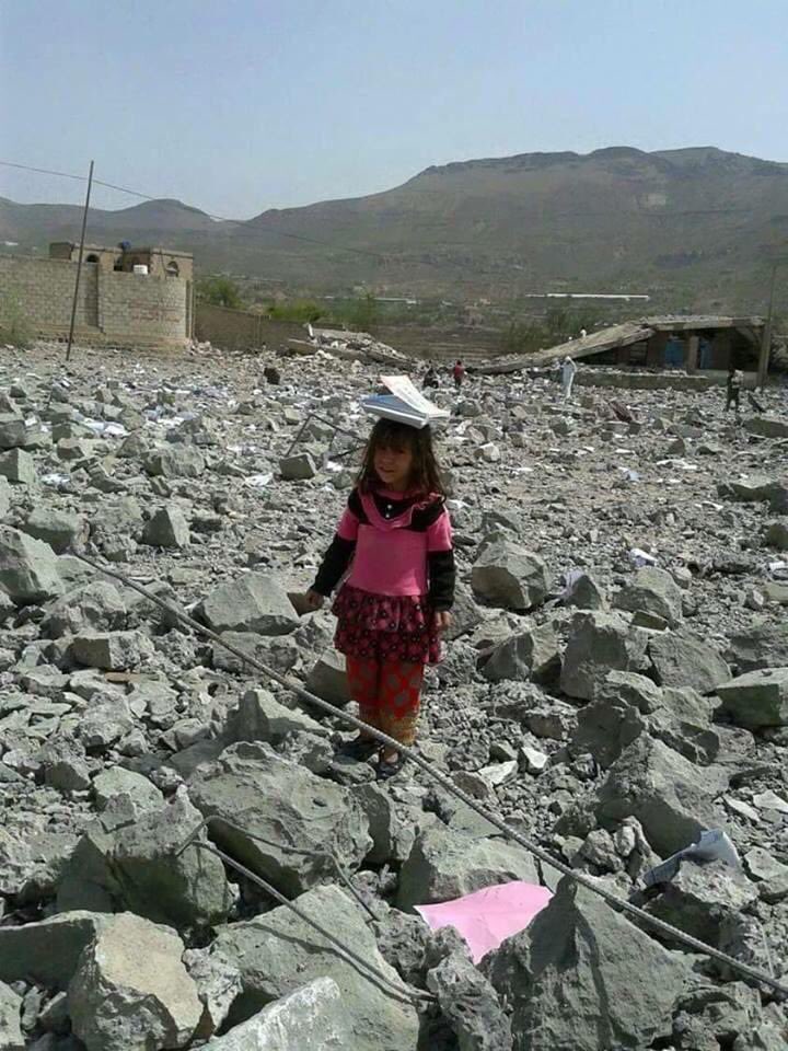 nabelalhij99as1's tweet photo. أطفال في #اليمن يقفون عاجزين ع الأنقاض فقد اصبحو بلا مدارس #السعوديه قصفت معظم المدارس .!! #UniversalSaudiTerror https://t.co/QdcagJx1e2