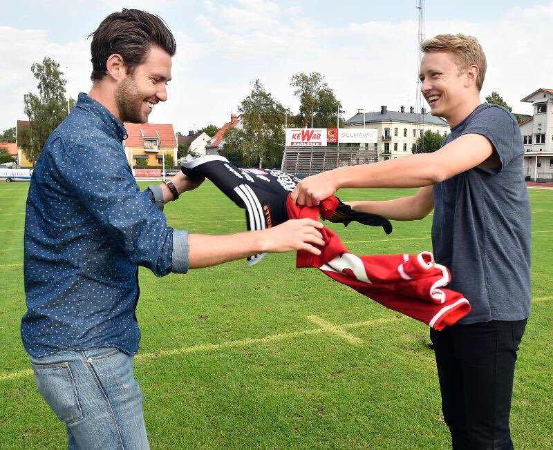 FBK_Karlstad's tweet photo. Han har försökt roffa åt sig den röda tröjan ett tag... Nu är Erik Vennberg klar för FBK Karlstad och Örsholmens IP! https://t.co/teVG2Iyxgt