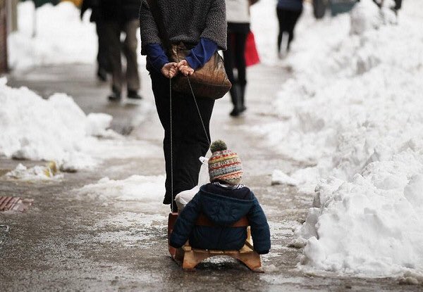 DeputatMorozov's tweet image. Конечно не всегда хорошо когда снег чистят до асфальта. Ведь можно на санках ребёнка в детский сад возить.