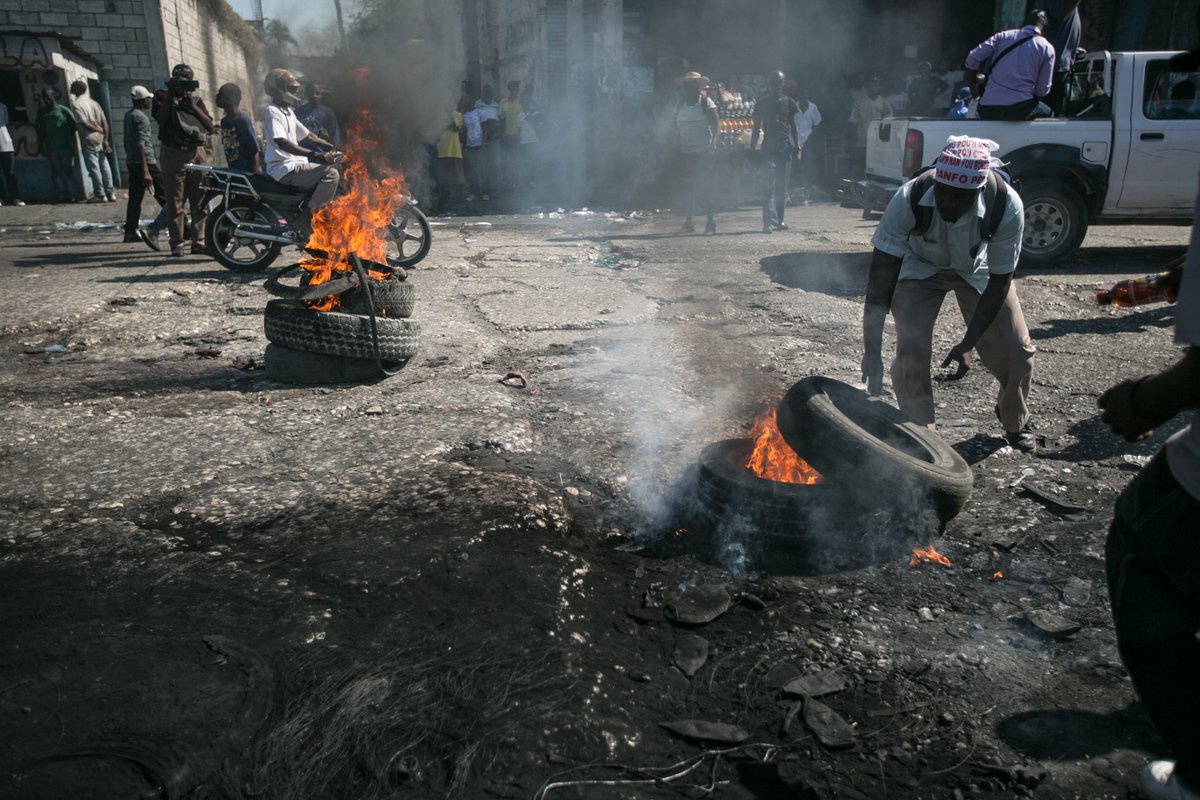 teleSURtv's tweet photo. #AméricaLatina | Oposición haitiana continua con los llamados a la violencia https://t.co/2hLPPeVwOd https://t.co/6mJf5emsXw