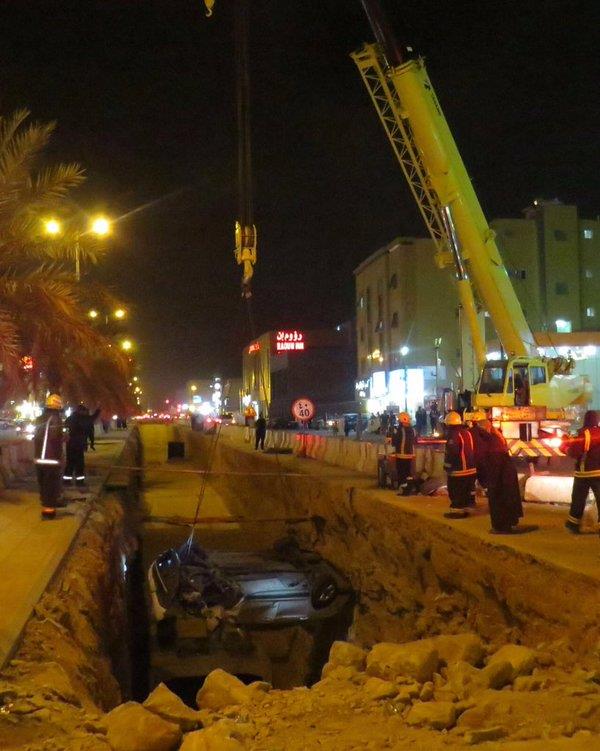 سيارتهم بحفرة عميقة شارع شمال بريدة وكتب الله النجاة