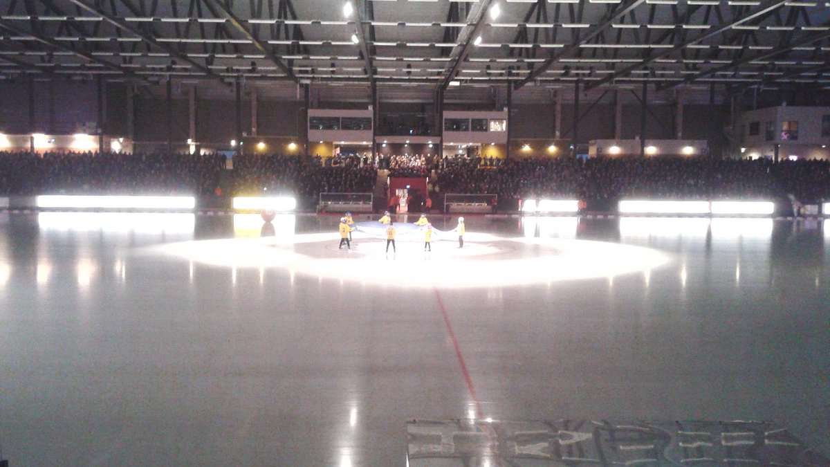 Ungdomar från <a href="/SkovdeBandy/">Skövde Bandy</a> levererar i mittcirkeln inför match.