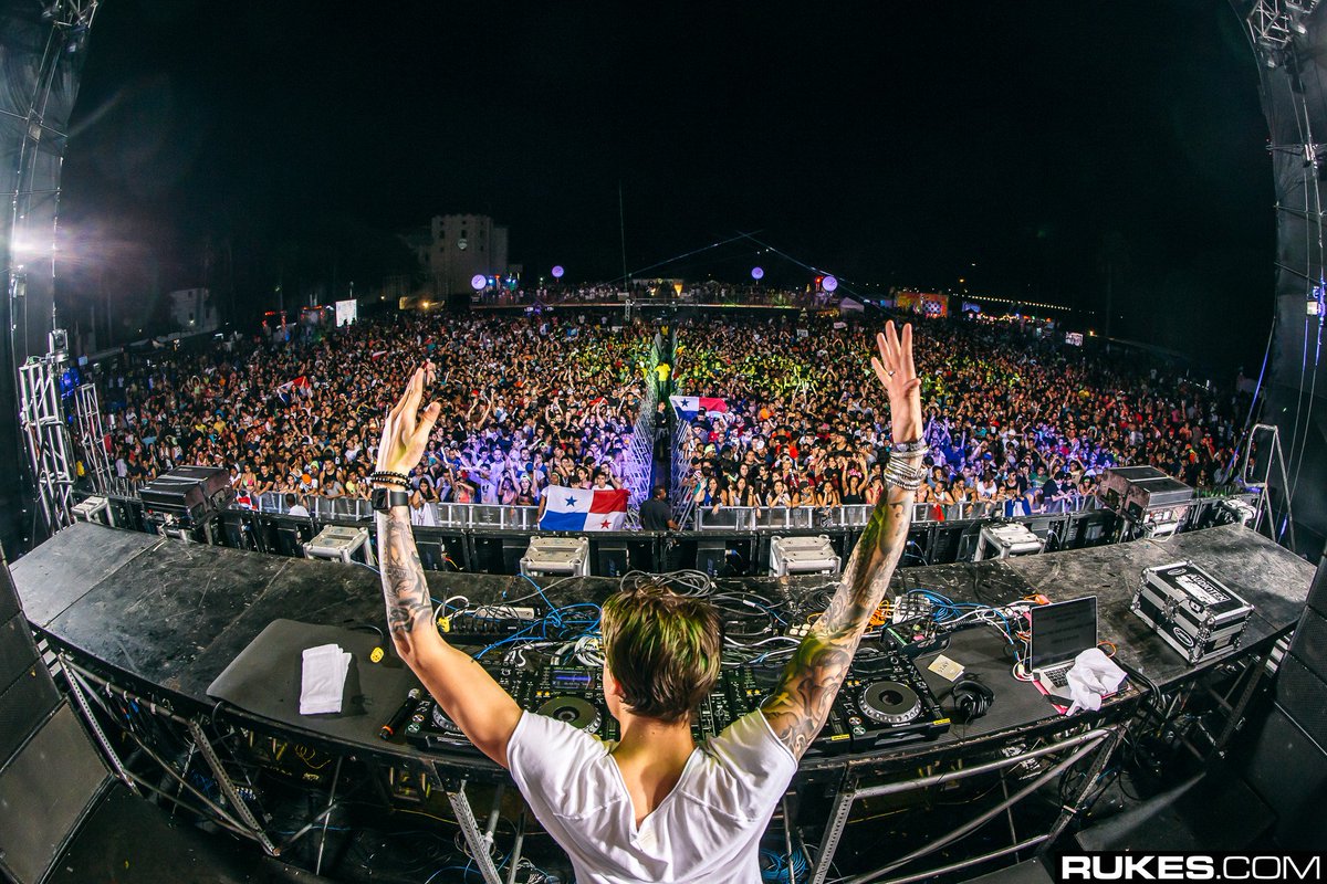 Blasterjaxx's tweet photo. #TBT to a crazy show in Panama last weekend! https://t.co/8VKCj8Hvwe