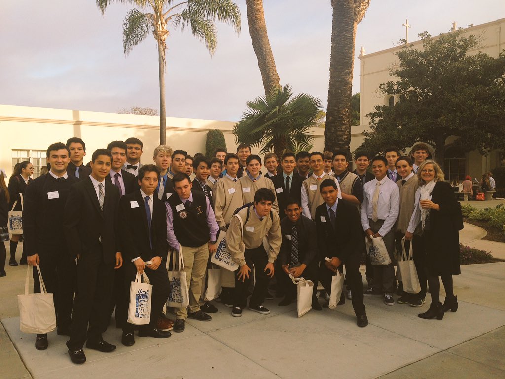 CoachOsberg's tweet photo. Saintsmen and Mrs. Allen are excited for the 2016 YTM #powerofYouth #YTM2016 https://t.co/2ehHk4ViYt