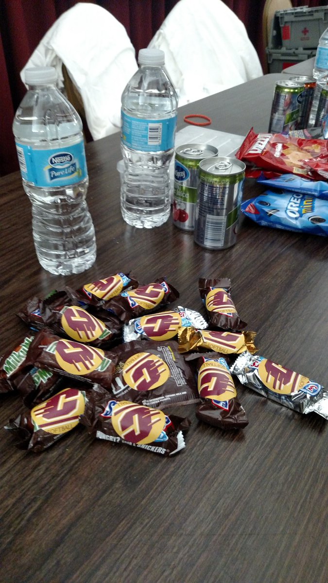 CMUSoftball's tweet photo. Saying thank you to those giving blood #Service #FireUpTogether Every 2 seconds a blood donation is needed! https://t.co/jlFws7c9gm