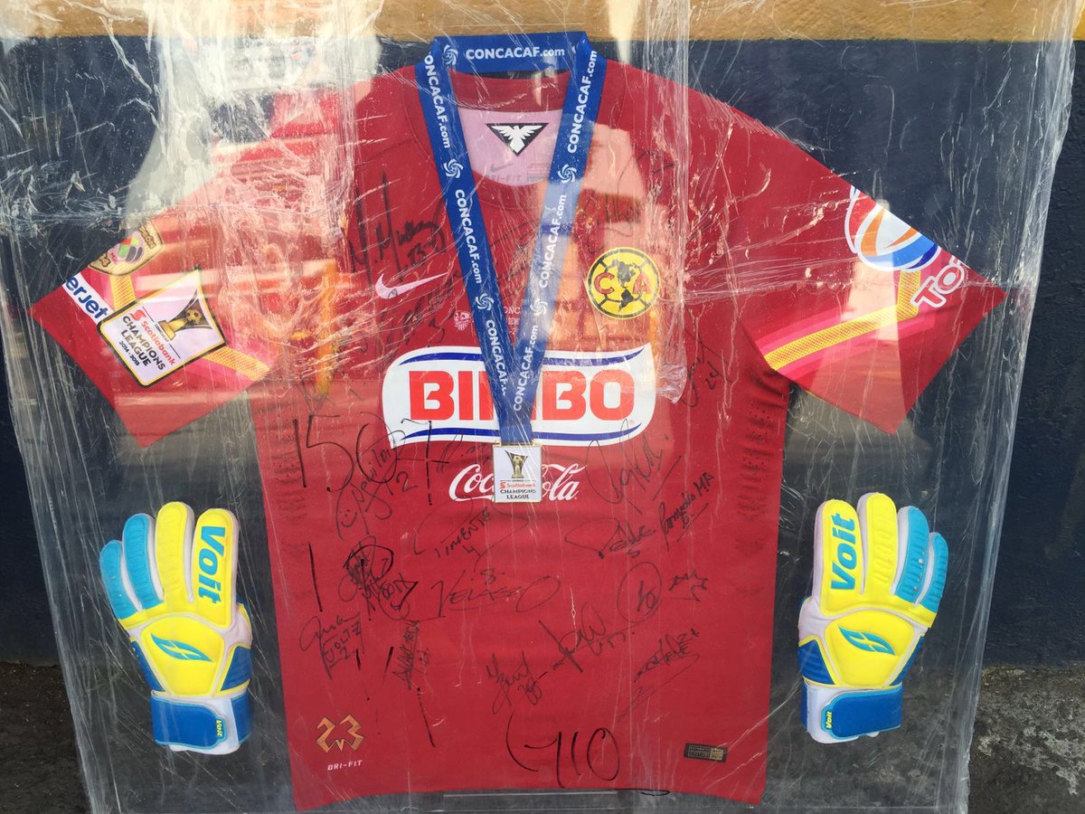 mediotiempo's tweet photo. .@MoyMu23 enmarcó la playera de Campeón de @TheChampions. Incluye los guantes y la medalla https://t.co/qIFc60FdWD https://t.co/TTrs6KloRs