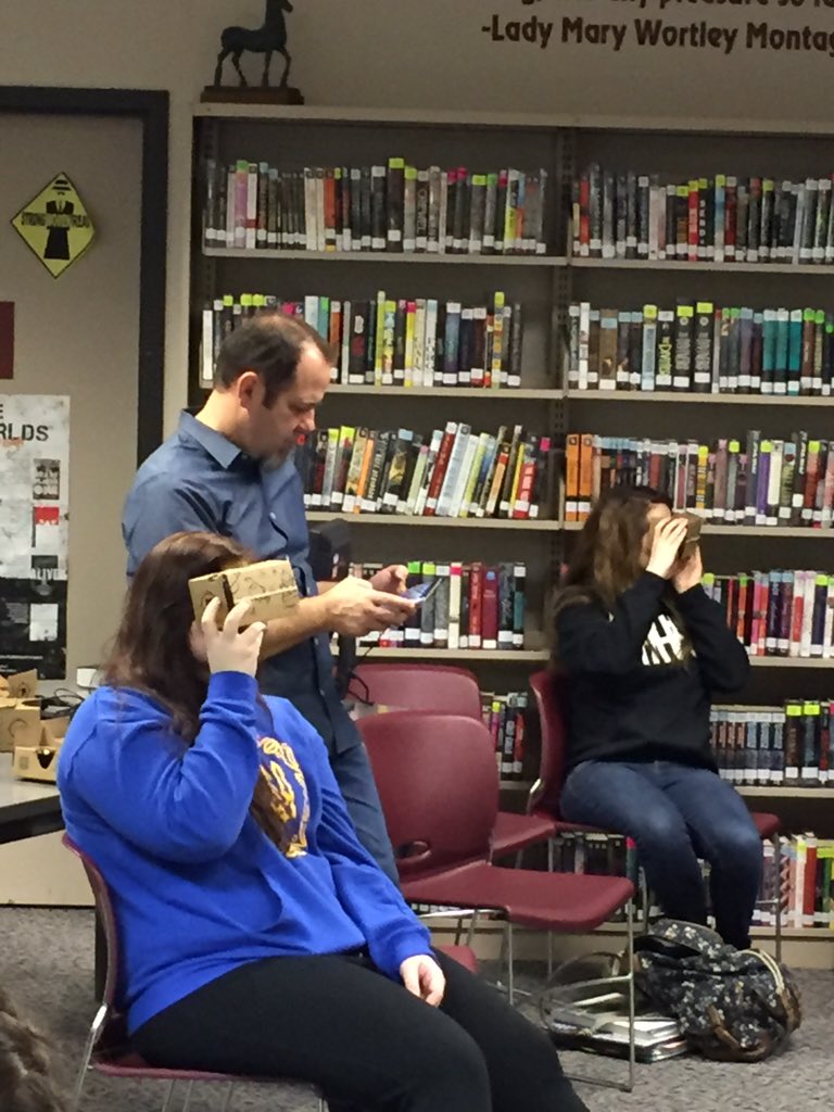 edtechtosa's tweet image. @PaulGouveia leading a Google Expedition! #vpsitf #vpssuccess