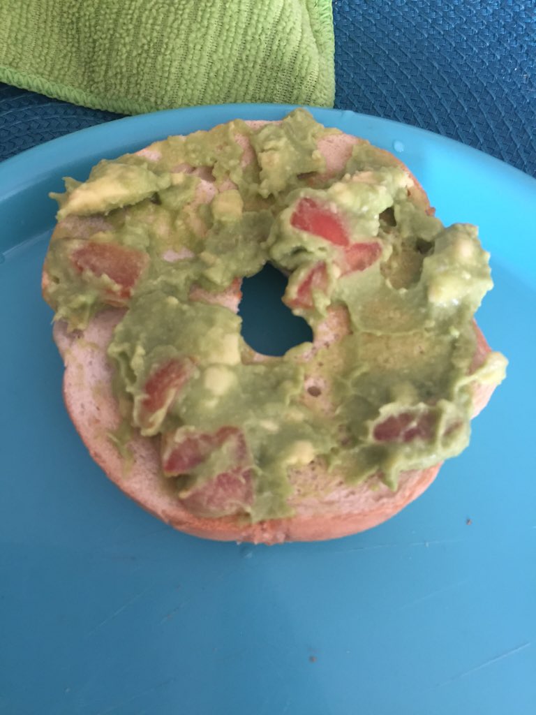 Sassy_Aly's tweet image. Just made homemade guacamole 😁😁 so proud of myself ! And it's yummy 😋 #firstattemptsuccess