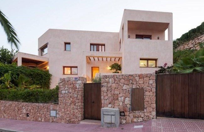 stuzi_pants's tweet photo. Killer #CapMartinet #ibiza2016 villa (sleeps 11) from £5500 per week https://t.co/09xyN1u1xj #ibiza #IbizaTown https://t.co/BrBjt2hEoY
