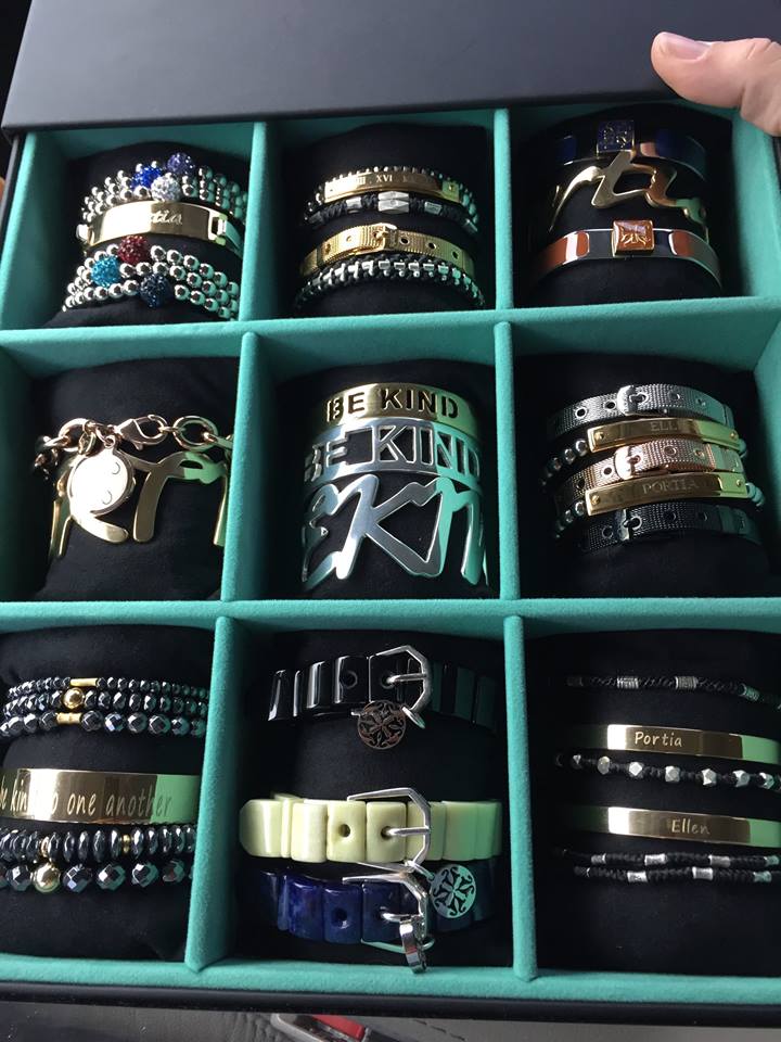 SpecialKPlay's tweet image. @TheEllenShow and @portiaderossi I brought these beautiful cuffs to the Nov 3 taping! Did you receive? @RusticCuff