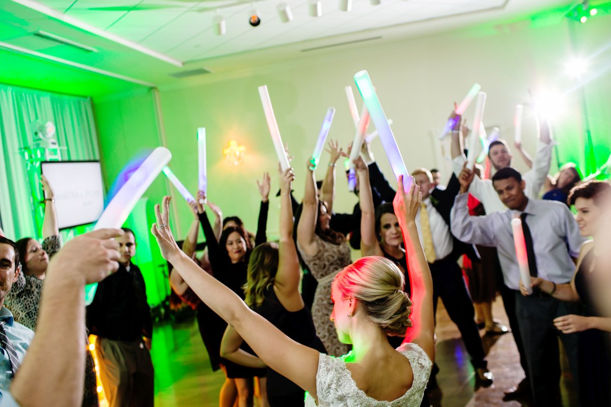 AG_DFW's tweet photo. Love a good party! Glow sticks add fun photo details. #ashtongardens #weddingphotographer #fairytalephotography https://t.co/NqzjKGSuTz