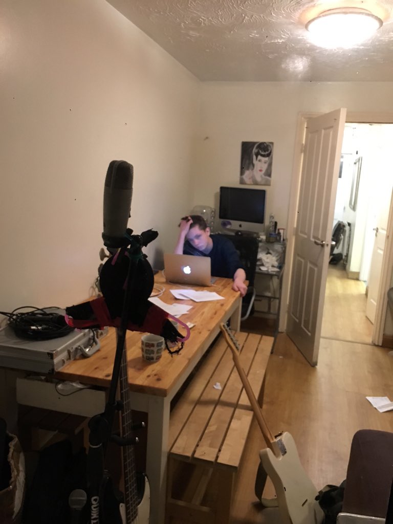 TheProlos's tweet image. He's been like this for 30 minutes 😂