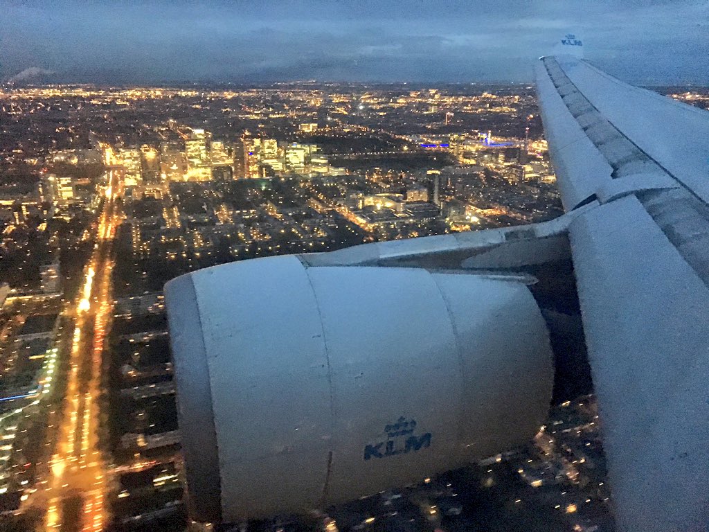 FlyinScottish's tweet photo. #landing in #amsterdam @Schiphol this morning with @KLM_UK on the #Airbus #a330 #klm #avgeek #Schiphol #kl672 https://t.co/3gwI6IZN3B