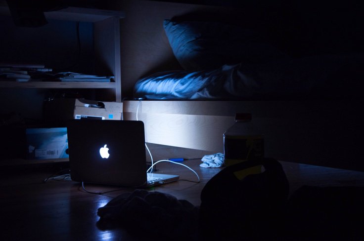 ноутбук в комнате ночью. кровать ночью. уютная комната. уютная кровать. девочка спит.