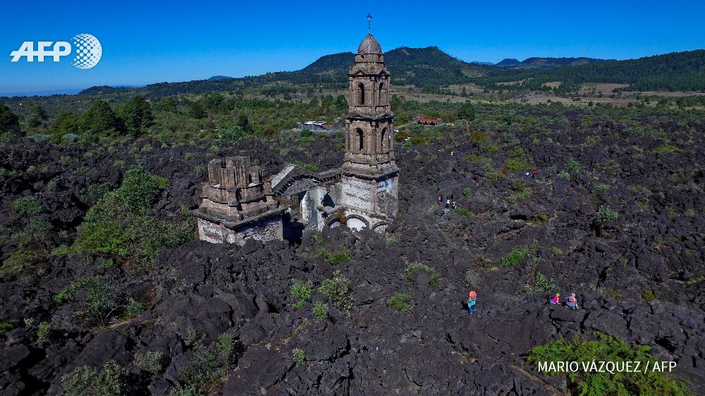 AFPespanol's tweet photo. La iglesia de San Juan Parangaricutiro rodeada de lava en Angahuan, Michoacán, México #AFP @AFPMexico @mvazquez71 https://t.co/Kt6lj64FWK