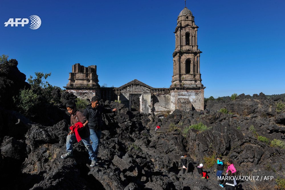 AFPespanol's tweet photo. La iglesia de San Juan Parangaricutiro rodeada de lava en Angahuan, Michoacán, México #AFP @AFPMexico @mvazquez71 https://t.co/Kt6lj64FWK