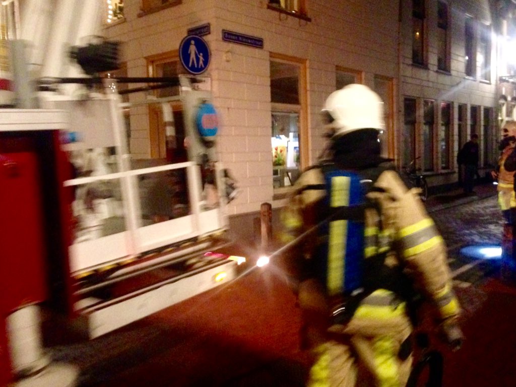 oei! brandweer op de hoek geerstraat/boven Nieuwstraat. schoorsteenbrandje #kampen