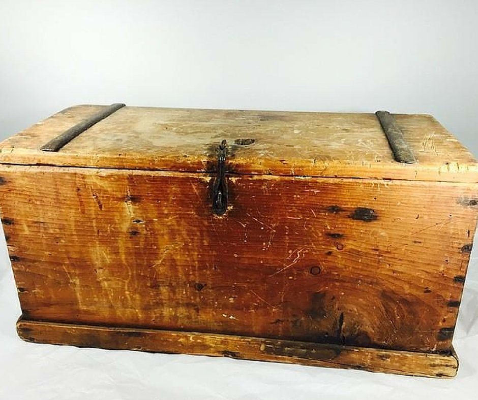 MaxSoldAuctions's tweet image. Can't get enough of this #Antique #PineChest! Beautiful #vintage #antique #Hamilton items. maxsold.maxsold.com/auction/1633