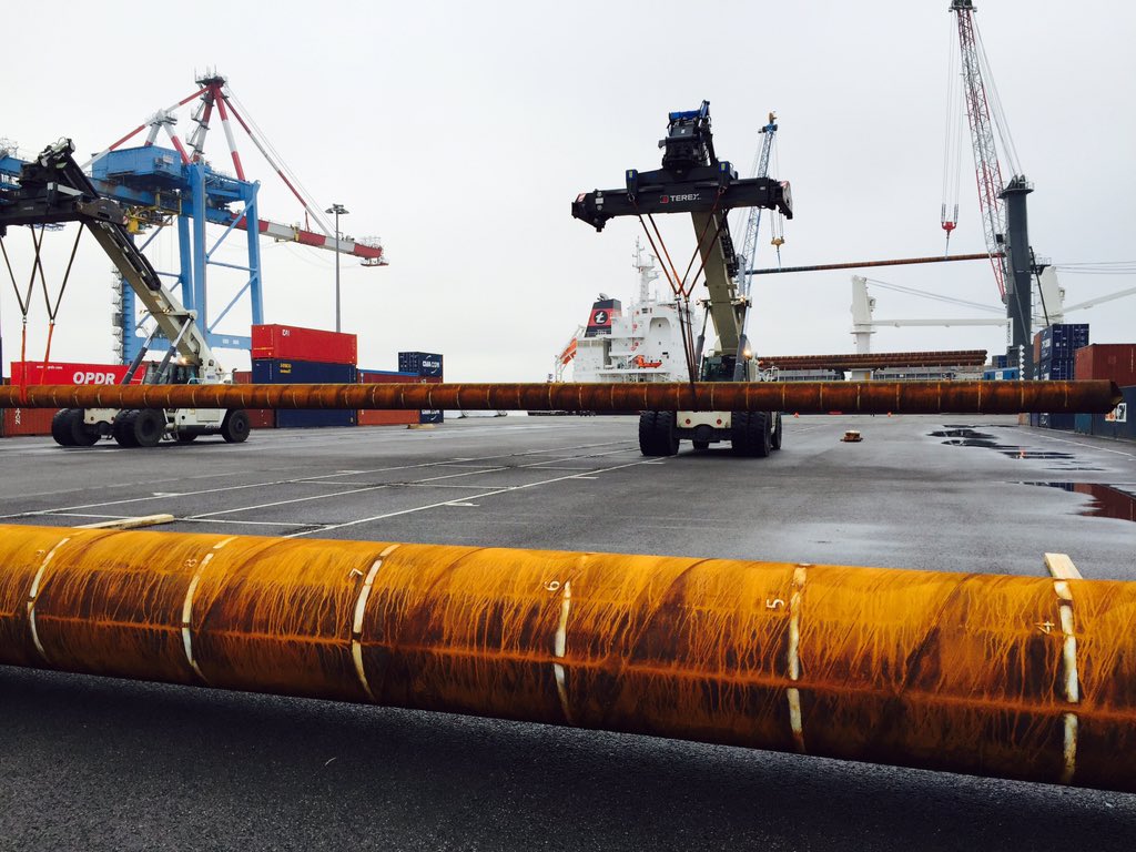 TGO44550's tweet photo. Déchargement des tubes de fondation (50 mètres) pour l'extension du terminal à conteneur de Montoir #saintnazaire https://t.co/U1zx02wANP