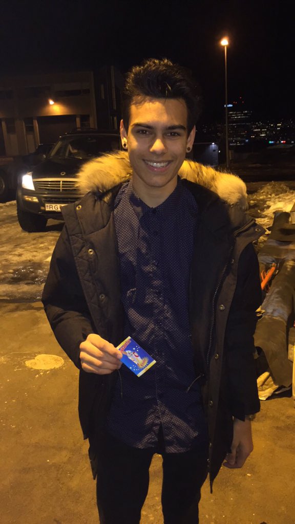 Handsome dude ómar úr MK* kominn að sækja vinninginn sinn!