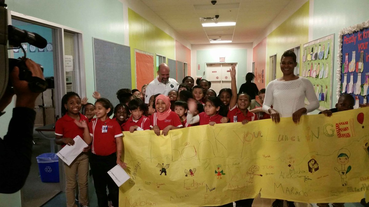bckybr's tweet photo. @KPRCRYAN: Thankful students thsnk the #lunchangel at #harmony school.  The story on #KPRC2 at 6 #lunchforall https://t.co/nGqQICvcTd
Thx