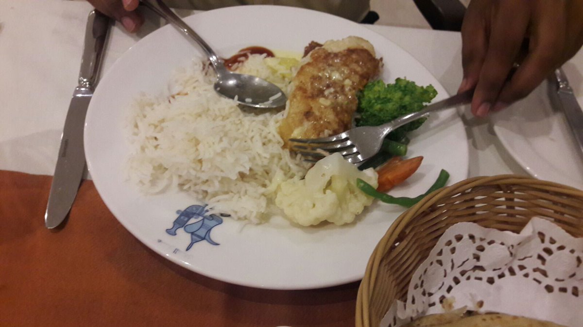 vigneshreddager's tweet photo. Today's spl grilled hamour fish some greens, chicken curry &amp; Mango juice... ^_^ https://t.co/hfM1fCBenX