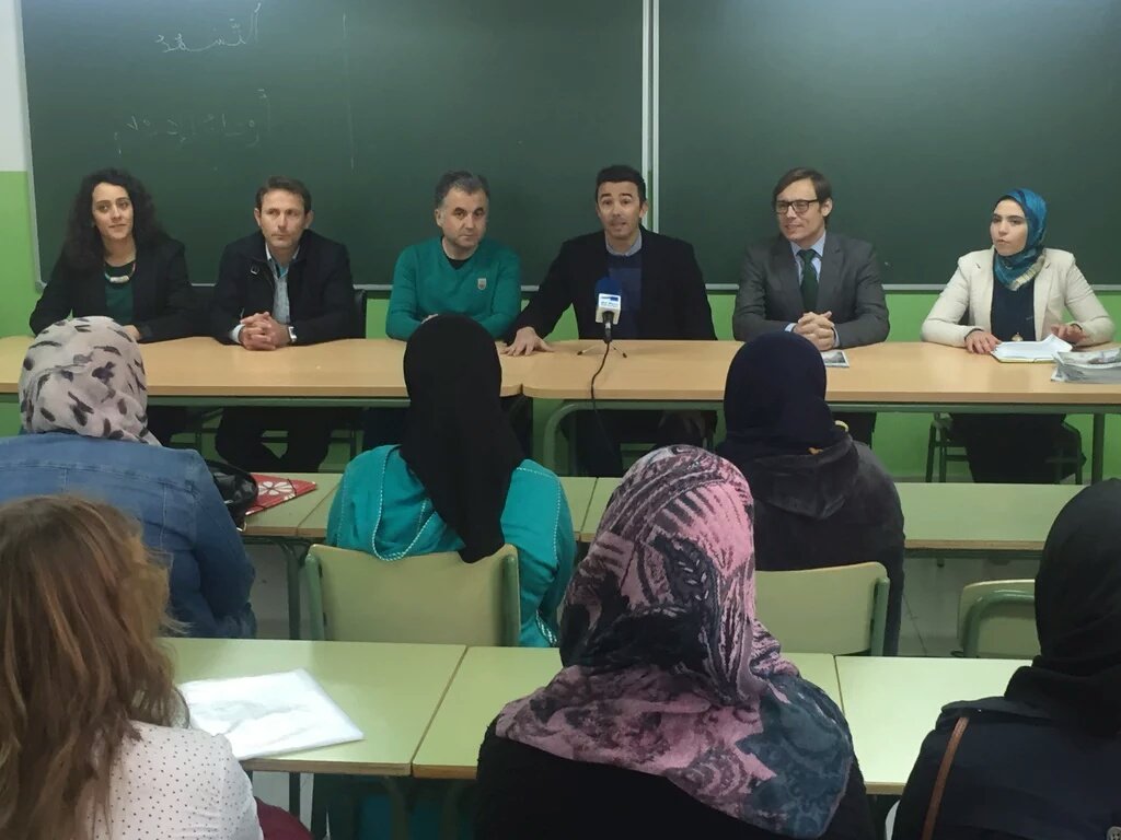 IES_Sabina_Mora's tweet photo. Inauguración del Taller para el aprendizaje del español para madres magrebíes. Ilusionante iniciativa. @HernArdieta https://t.co/ckFgBUtXE3