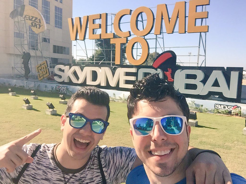 Os dejo una fotito de hoy con el parguel de <a href="/WillyrexYT/">Willyrex</a> Buenas noches 😴