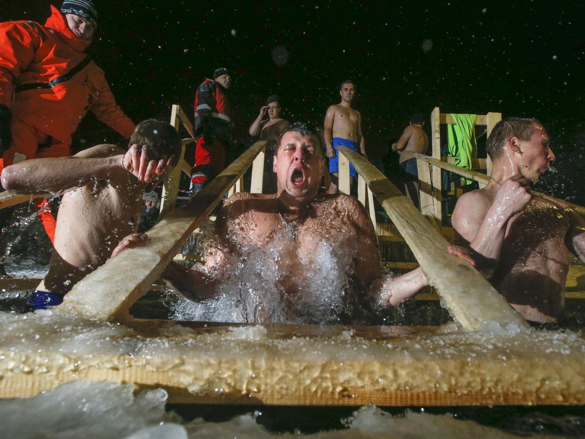 Крещение в пруду. Купание в проруби на крещение. Купель в останкино. Крещенские купания места. Пушкин крещение колоничка.