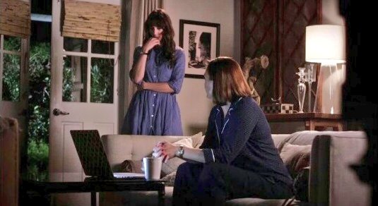 TheScorpii's tweet image. Murder in town. What do you do? Leave the door open. #RosewoodStyle #PLL #PLL6B #PrettyLittleLiars