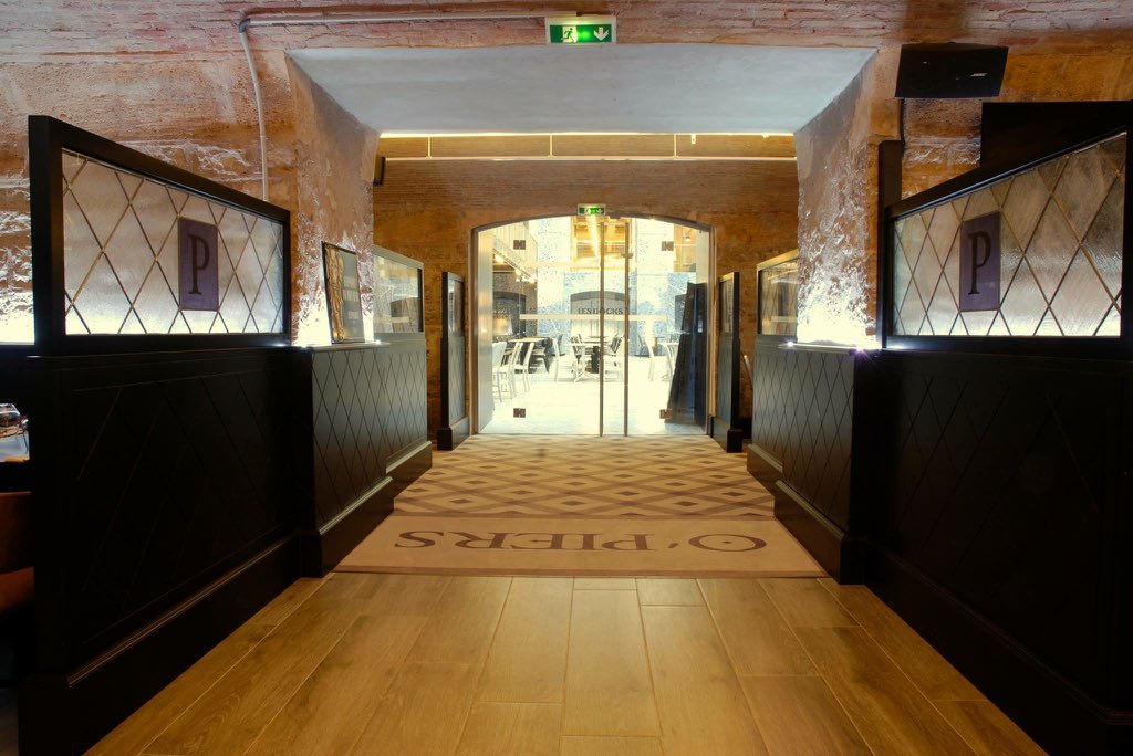 VITRAUXIMBERT's tweet photo. #interiordesign #stainedglass#sportbar#Doubleglazedglassdesign#restaurant https://t.co/lKFnoe6LAq