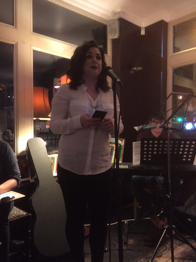 UTR_Productions's tweet photo. We are off!! Everyone is having a great evening 😄 #UTRopenmic #UTRproductions #fun #singing 🎼 https://t.co/oymtXDbCP1