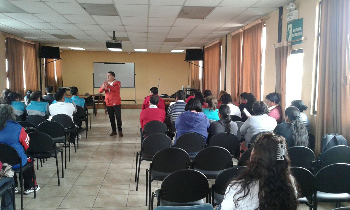 EducacionZ2_Ec's tweet photo. Capacitación a circuitos #Distrito17D10 #GestiónDeRiegos en la comunidad el Verde de Cayambe #ViveLaEducaciónEc https://t.co/a6X6MCeaN7