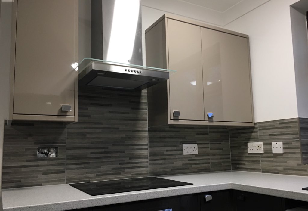 dmuttentiling's tweet image. This splashback was the finishing touch to a newly installed kitchen. Dove grey grout + sealant from @ARDEXUKTiling