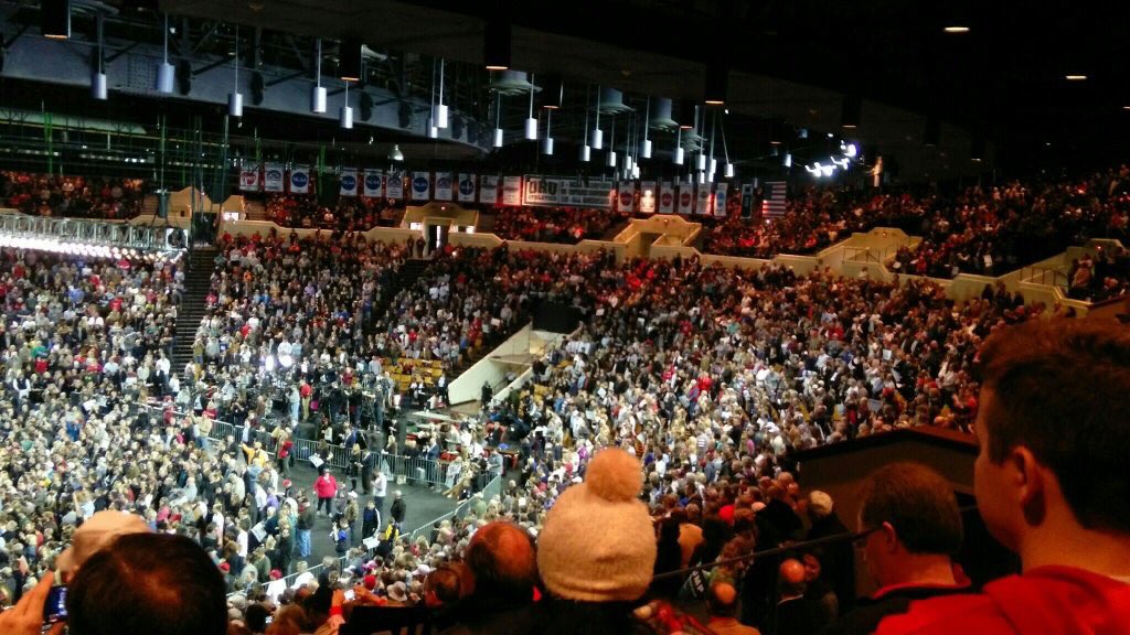 The_Trump_Train's tweet photo. Watch the MASSIVE Tulsa Trump rally. Retweet to show the movement! Click here to watch ➡️ https://t.co/3YWpKWPtTb https://t.co/w1rINmhXpU
