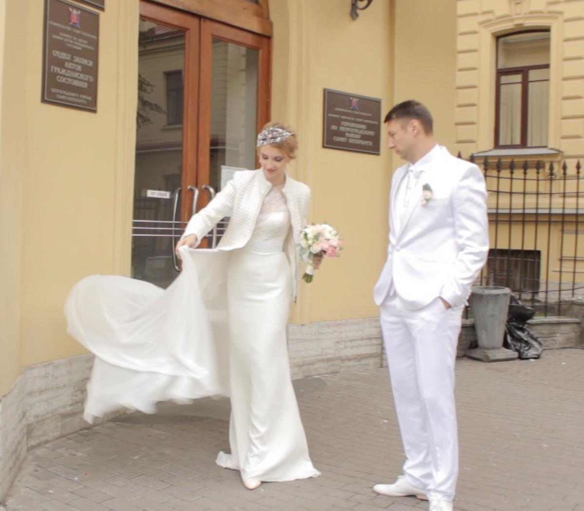 ReVivoProd's tweet photo. The #bride @Melex25 was having an #Elsa moment outside the registry! #EditingWedding #RomOlesya #StPetersburg #love https://t.co/SGbBIzU2ry