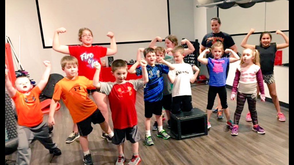 rylucas12's tweet image. @SourceFit247 My daughter is loving the kids Crossfit class!!