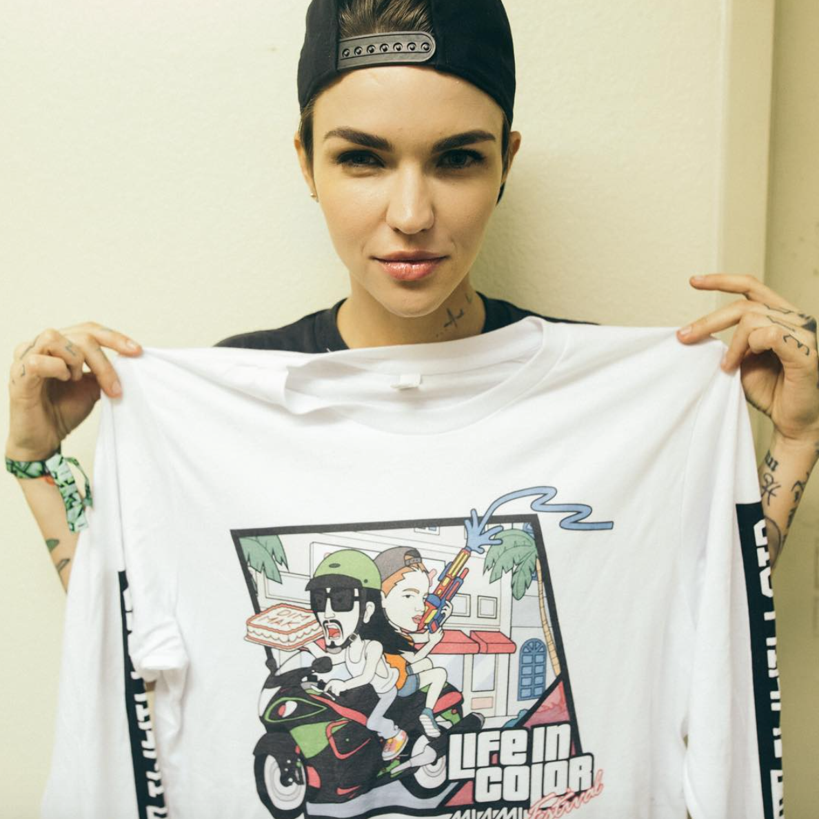 Such a bad ass tee of me & my homegirl @rubyrose on a motorcycle! We got to re enact this tee Ruby! 🍾🍰 https://t.co/OsKjfn6e4n