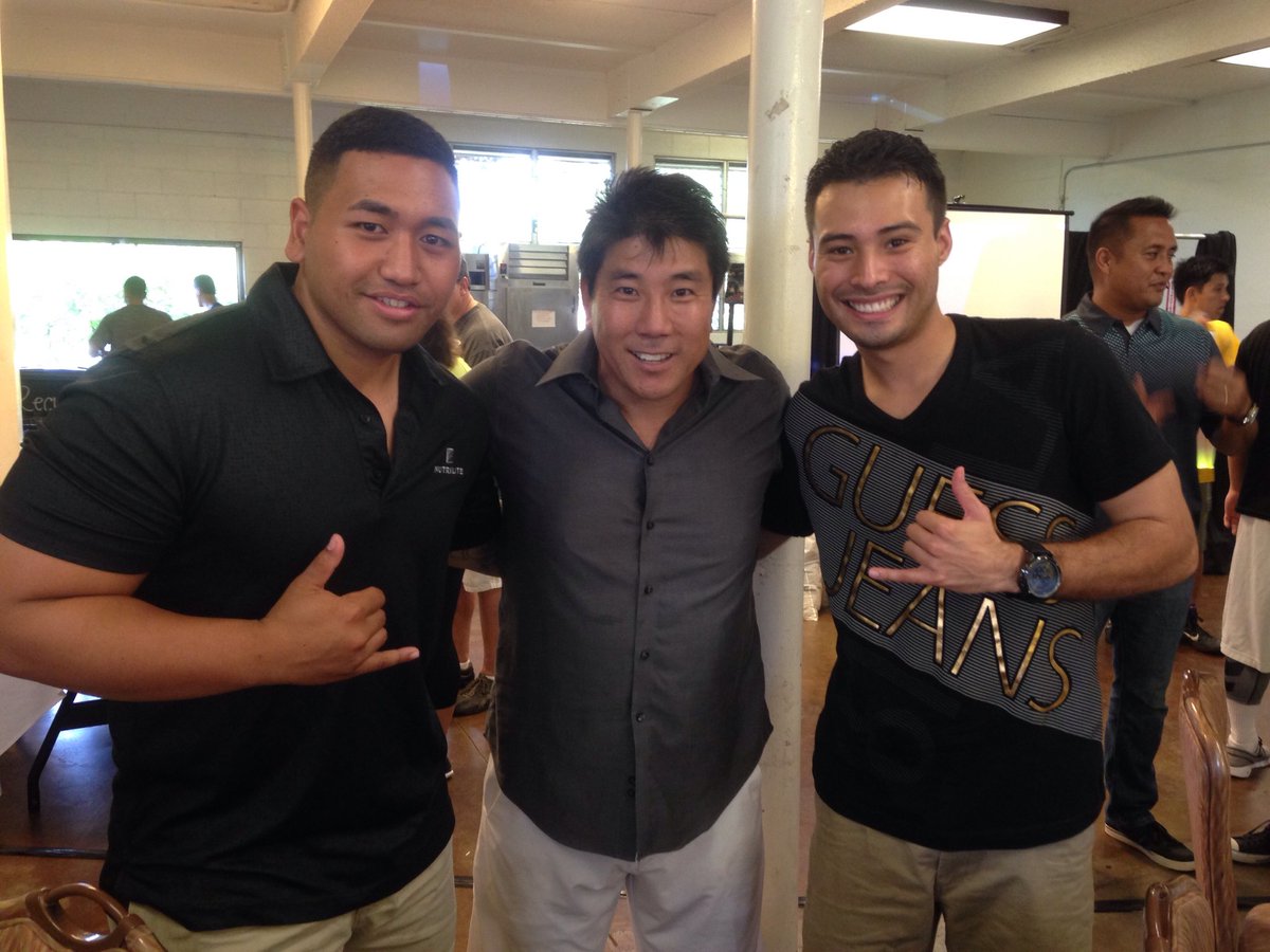 mau_nizo's tweet photo. Oh you know. Just hanging out with a millionaire. #hawaii #wwdb #eagleday https://t.co/I128nd6Zjb